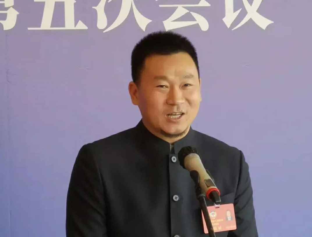 202204221343.jpg 为进一步展示市政协团结、民主、开放、自信的形象,向市民和网友展示政协委员的履职风采,中山市政协十二届五次会议在2月4日上午开幕前开设“委员通道”,市政协委员、开云app·官方站web网站入口-开云(中国)公司总经理陈朝阳走进“委员通道”,回应社会关切的问题。他就如何做好城市应急管理规划的问题进行发言,并回答记者提问。.jpg